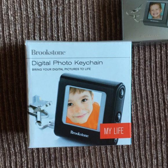 Brookstone Digital Photo Keychain AND Protector - Picture 5 of 9